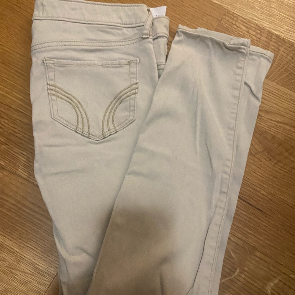 Kaki Hollister skinny jeans.